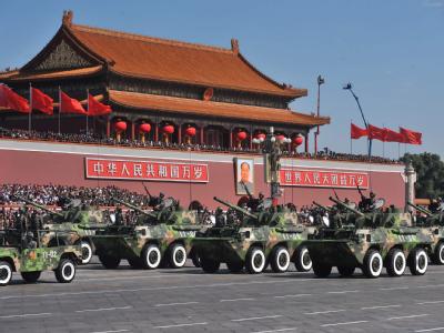 Panzer rollen bei der großen Militärparade zum 60. Jahrestag der Staatsgründung über den Platz des Himmlischen Friedens. Große Militärparade in Peking