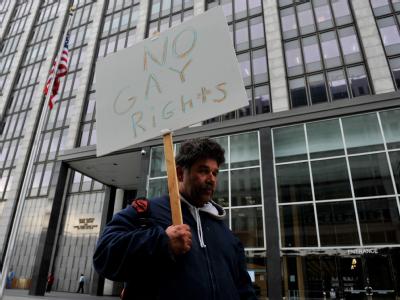 Ein Mann protestiert vor dem Gerichtsgebäude in San Francisco gegen die Homo-Ehe. Protest gegen Homo-Ehe