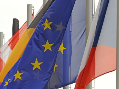 Das tschechische Verfassungsgericht hat entschieden, dass der EU-Reformvertrag nicht gegen nationales Recht verstößt. Flaggen