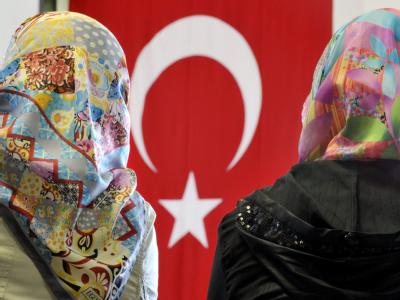 Menschen mit ausländischen Wurzeln sind in der Bundesrepublik häufiger arbeitslos als im Inland geborene Menschen. In der Wirtschaftskrise haben sich ihre Chancen auf dem Arbeitsmarkt allerdings kaum anders entwickelt als die von Inländern. Einwanderer