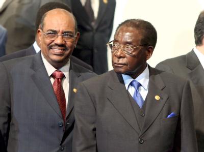 Die Präsidenten des Sudan und von Simbabwe, Omar Al-Baschir (l) und Robert Mugabe. (Archivbild) Omar Al-Baschir und Robert Mugabe