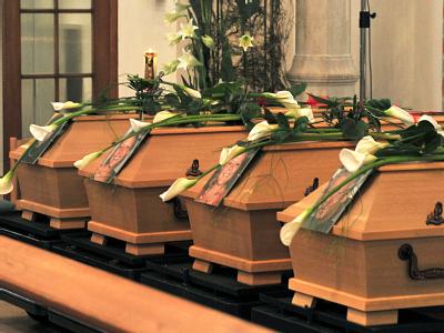 Die Särge der vier Opfer von Eislingen (Archiv). Vierfachmord in Eislingen