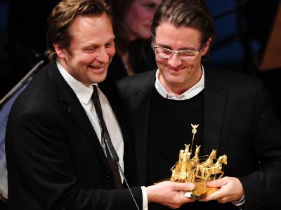 Der isländische Künstler Olafur Eliasson (r.) bekommt vom Rektor der Frankfurter Städelschule, Daniel Birnbaum, am 3. Oktober 2010 die 'Quadriga'-Preisverleihung