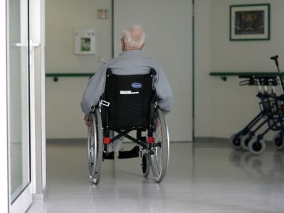 Während heute nur etwa jeder Zwanzigste in Deutschland 80 Jahre oder älter ist, wird im Jahr 2060 etwa jeder Siebte hochbetagt sein. (Symbolbild) Altenheim