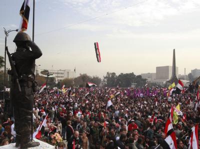 Assad-Anhänger in Damaskus (Foto: Youssef Badawi/Archiv). Zur Begrüßung der Friedensmission versammelten sich auch Tausende Regime-Gegner im Zentrum von Homs und forderten den Sturz des Präsidenten. Assad-Anhänger in Damaskus