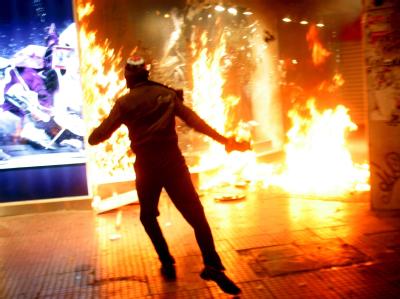Als Reaktion auf den Tod des 15-Jährigen kam es in Athen zu Ausschreitungen (Archivfoto vom 08.12.2008). Der Todesschütze ist nun wegen Mordes verurteilt worden. Ausschreitungen in Athen