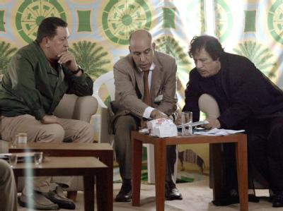 Venezuelas Präsident Hugo Chavez (l) bespricht sich mit dem libyschen Revolutionsführer Muammar al-Gaddafi (r). Hugo Chávez und Muammar al-Gaddafi