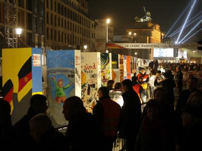 Menschen aus aller Welt strömten am Wochenende in Scharen zu den historischen Stätten in Berlin - und zu den bemalten Dominosteinen, die am Montag symbolisch fallen sollen. Dominosteine in Berlin
