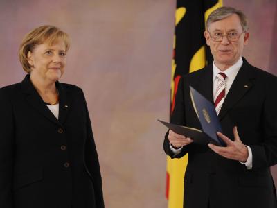 Bundespräsident Horst Köhler überreicht Bundeskanzlerin Angela Merkel im Schloss Bellevue die Ernennungsurkunde. Horst Köhler und Angela Merkel