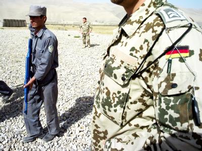 Einweisung afghanischer Polizisten in einem Camp in Feisabad (Archivfoto). Die Bundeswehr soll die Ausbildung der afghanischen Sicherheitskräfte deutlich intensivieren. Ausbildung in Afghanistan