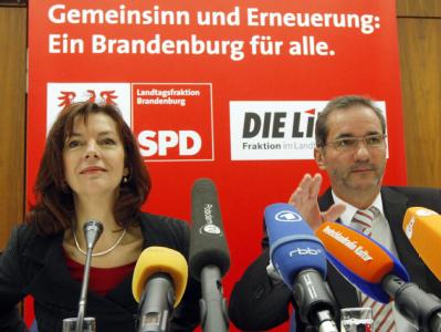Brandenburgs Ministerpräsident Matthias Platzeck (SPD) und die Fraktionsvorsitzende der Linken, Kerstin Kaiser. (Archivbild) Kerstin Kaiser und Matthias Platzeck