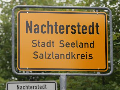 Nachterstedt ist eine Gemeinde, die zur Stadt Seeland im nordöstlichen Harzvorland gehört. Der dortige Braunkohle-Abbau wurde im Jahr 1991 eingestellt. Ortsschild
