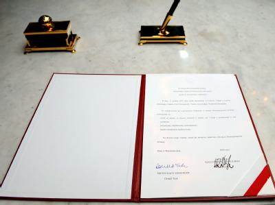 Die Ratifizierungsurkunde zum Lissabon-Vertrag, die im Oktober 2009 vom polnischen Präsidenten Lech Kaczynski unterzeichnet wurde. Ratifizierungsurkunde