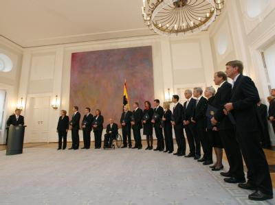 Die neuen Bundesminister haben von Bundespräsident Horst Köhler ihre Ernennungsurkunden erhalten. Bundeskabinett bei Bundespräsident Köhler