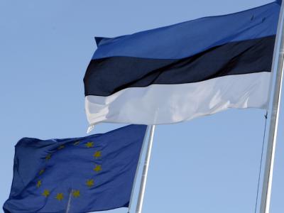 Die Flaggen von Estland und der Europäischen Union. Estland