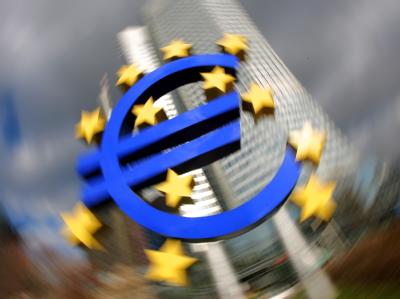 Eine Installation mit dem Euro-Zeichen vor der Europäischen Zentralbank (Archivbild). EZB