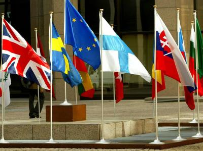 Flaggen vor dem Hauptgebäude des Europäischen Rates in Brüssel: Die Schuldenkrise macht auch diesen EU-Gipfel zum Krisentreffen. Foto: Olivier Hoslet, dpa EU-Flaggen