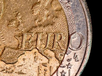 Mehr als die Hälfte der Befragten sind dafür, dass sich die Europäische Union künftig stärker in die Finanzpolitik ihrer Mitgliedstaaten einmischen darf. Foto: Daniel Karmann Euro