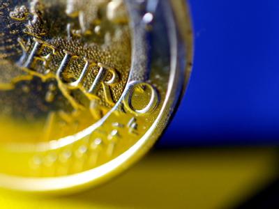 Die Euro-Krise ist längst nicht überstanden: Die Kreditwürdigkeit von fünf Ländern der Eurozone wurde herabgestuft. Foto: Karl-Josef Hildenbrand Euro-Münze