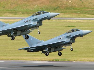 Verteidigungsminister Thomas de Maizière will auf 37 Kampfjets vom Typ Eurofighter verzichten. Foto: Bernd Wüstneck Eurofighter