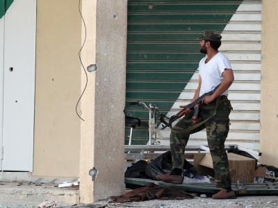 Bewaffneter Soldat der Gaddafi-treuen libyschen Truppen in Misrata. Archivfoto: Mohamed Messara Gaddafi-treuer Soldat