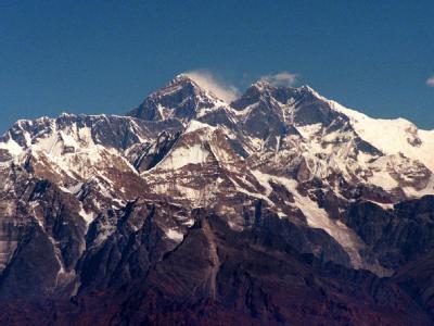 Blick auf das Himalaya-Gebirge mit dem Mount Everest (M), dem höchsten Berg der Welt. Foto: dpa/Archivbild Himalaya
