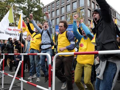 Während der Koalitionsverhandlungen fordern Atomkraft-Gegner, den Atomausstieg nicht rückgängig zu machen. Atom-Ausstiegsdemo in Berlin