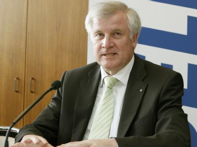 Der bayerische Ministerpräsident Horst Seehofer verkündete bei seinem Besuch in Nürnberg die Rettung von Quelle. Horst Seehofer bei Quelle