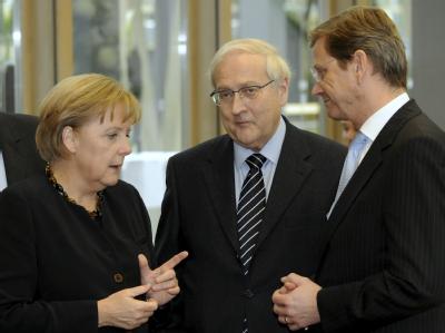 Angela Merkel, Rainer Brüderle und Guido Westerwelle (r) in Berlin. Bei den Koalitionsverhandlungen hängt jetzt alles an den großen Brocken Steuerentlastung und Gesundheitsfonds. Koalitionsverhandlungen