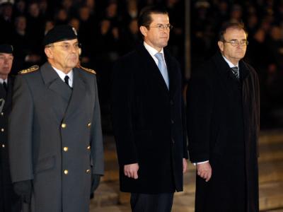 Verteidigungsminister Guttenberg verabschiedet am 3.12.2009 den damaligen Generalinspekteur Wolfgang Schneiderhan (l) und Staatssekretär Peter Wichert in den vorzeitigen Ruhestand. Ausschuss untersucht Kundus-Luftschlag