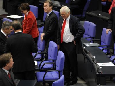 Plötzlich Hinterbänkler: Der Vorsitzende der SPD-Bundestagsfraktion, Frank-Walter Steinmeier (r) inspiziert seinen neuen Arbeitsplatz. Steinmeier im Bundestag