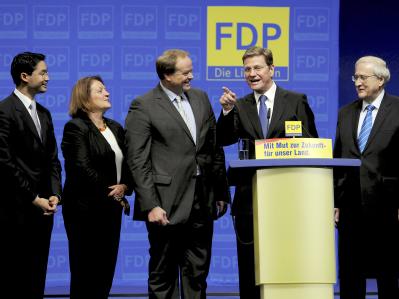 FDP-Chef Westerwelle (2.v.r.) erhält Rückendeckung von seinen liberalen Kabinettskollegen Rösler, Leutheusser-Schnarrenberger, Niebel (v.l.) und Brüderle. (Archivbild) Zuspruch für Westerwelle