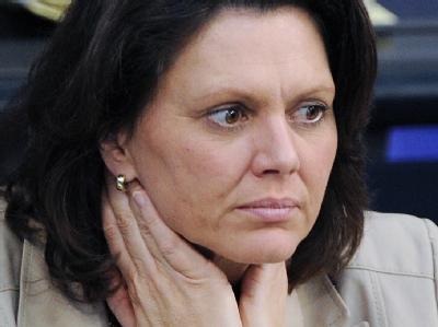 Verbraucherministerin Ilse Aigner wird wegen des EHEC-Krisenmanagements der Regierung kritisiert. (Archivbild) Aigner