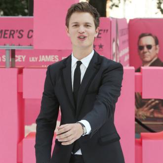 Der Schauspieler gesteht, sich nicht ausreichend auf die Rolle vorbereitet zu haben, da er mit dem Kopf noch immer in 'West Side Story' steckte. Ansel Elgort