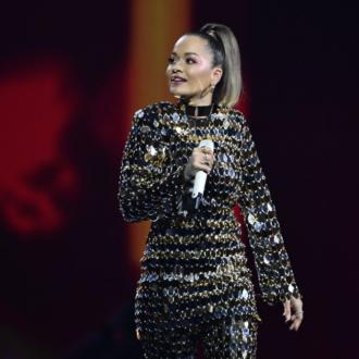 Die Musikerin musste eine ''schmerzhafte'' Mandeloperation durchstehen. Die Sängerin verriet, dass sie Anfang des Monats an den Mandeln operiert wurde. Rita Ora