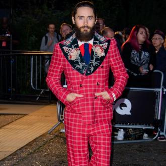 Der Schauspieler hat umgerechnet rund 8,995 Euro an benachteiligte Familien gespendet. Der Darsteller nimmt an der ''Good Thing Challenge'' teil. Jared Leto