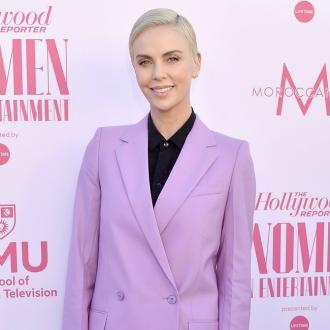 Die schöne Schauspielerin ist derzeit glücklicher Single - und schwimmt damit gegen den Strom. Charlize Theron