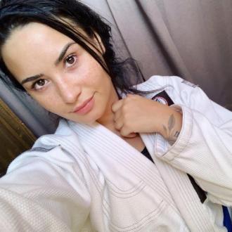 Die Fotos der Sängerin sollen auf Snapchat gehackt worden sein. Die Nacktbilder der Musikerin sollen mit ihren Followern geteilt worden sein. Demi Lovato