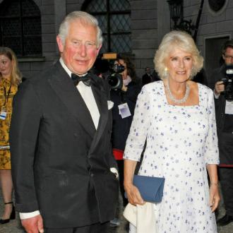Der britische Prinz wurde positiv auf das Corona-Virus getestet. Ein Palastinsider hat jetzt in einem Interview verraten, wie es dem Thronfolger jetzt geht. Prinz Charles und Camilla