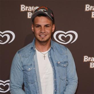 Der Musiker vertraut dem neuen Partner seiner Ex voll und ganz mit seinem Sohn, auf den dieser manchmal aufpasst. Der Sänger verriet, dass er Roberto gut leiden kann. Pietro Lombardi