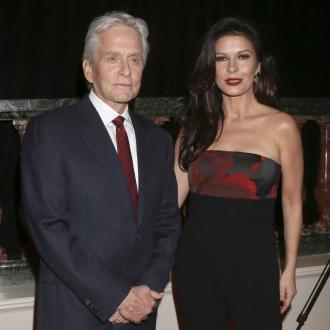 Der Schauspieler führt seit Jahren eine glückliche Ehe mit seiner Frau Catherine Zeta-Jones und ist überzeugt, dass das Entgegenkommen dabei eine wichtige Rolle spielt. Michael Douglas und Catherine Zeta-Jones