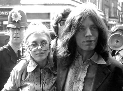 Mick Jagger und seine damalige Freundin, die Sängerin und Schauspielerin Marianne Faithfull, aufgenommen am 29.05.1969 in London bei ihrer Ankunft vor einem Londoner Gericht. Marianne Faithfull und Mick Jagger