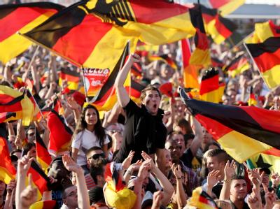 Tausende Fans feiern die deutsche Fußball-Nationalmannschaft. Fanfest
