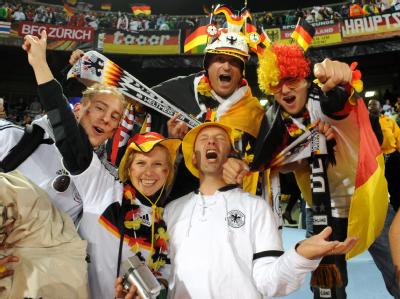 Die befürchteten Probleme mit randalierenden Fans blieben nach dem Achtelfinal-Spiel Deutschland - England aus. Fans