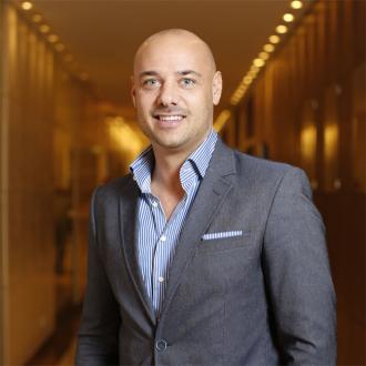 Einst bandelten sie selbst miteinander an - nun haben beide 'Bachelor'-Stars eine eigene Familie gegründet. Christian Tews