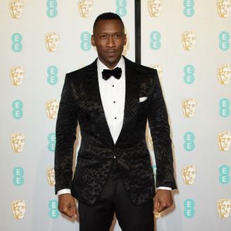 35 Stars aus Film, Musik, TV, Radio und Live-Performance werden 2020 mit dem Walk of Fame geehrt. Unter den Prominenten sind Mahershala Ali und Chris Hemsworth. Mahershala Ali