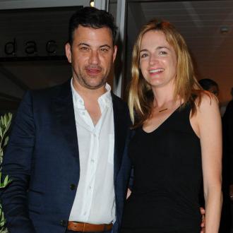 Der Moderator und seine Frau sprachen zunächst nicht offen über ihre Ängste. Das Ehepaar wollte dem Baby nicht zu Nahe kommen, da sie Angst vor der Zukunft hatten. Jimmy Kimmel und Molly McNerney