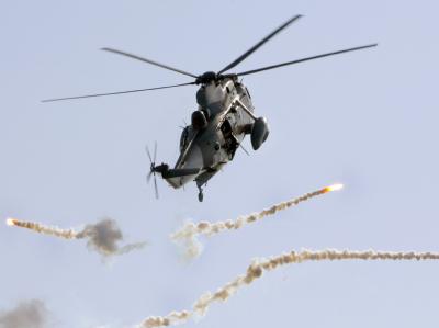 Ein Sea King-Hubschrauber der Bundeswehr bei einer Übung vor der Küste Libanons: Ob Deutschland auch in den Syrienkonflikt eingreifen wird, ist unklar. Foto: Roland Holschneider / Archiv Einsatz im Mittelmeer