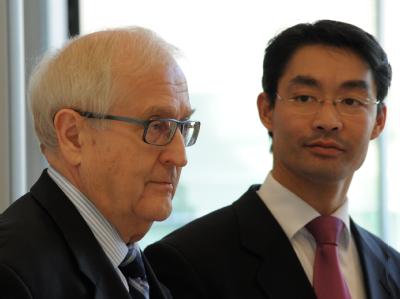 FDP-Fraktionschef Rainer Brüderle sieht den pro-europäischen Kurs von Parteichef Philipp Rösler bestätigt. Foto: Soeren Stache/Archiv Brüderle und Rösler