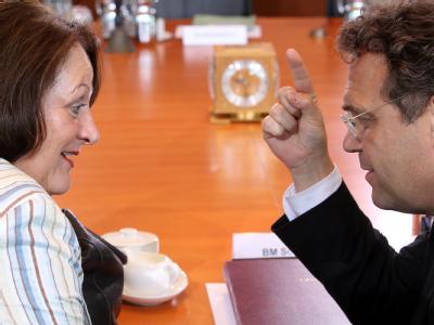 Sabine Leutheusser-Schnarrenberger (FDP) und Hans-Peter Friedrich (CSU) sind sich bei der Vorratsdatenspeicherung nicht einig. Foto: Wolfgang Kumm / Archiv Leutheusser-Schnarrenberger und Friedrich